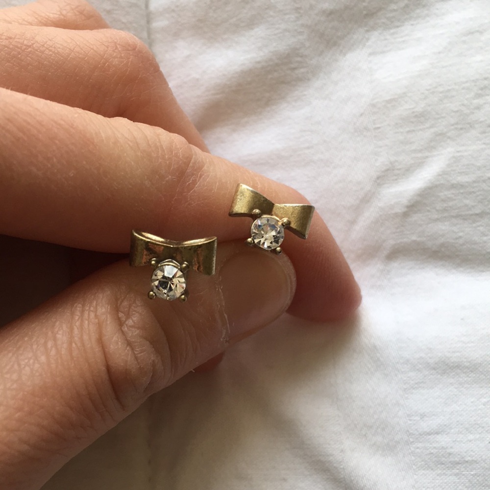bow stud earrings